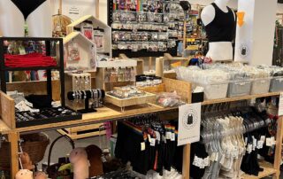 Binder kopen packer ondergoed kopen zwembinder kopen ftm binder kopen transgender kopen non-binair Transgender Genderdysforie Transgenderrechten Transitie Genderbevestigende chirurgie Hormoontherapie (HRT) Non-binair Genderqueer Trans man Trans vrouw Top chirurgie Bottom chirurgie Geslachtsveranderende operatie Genderidentiteit Cisgender Gender non-conform Interseks Genderexpressie Binder dragen Transgenderzorg